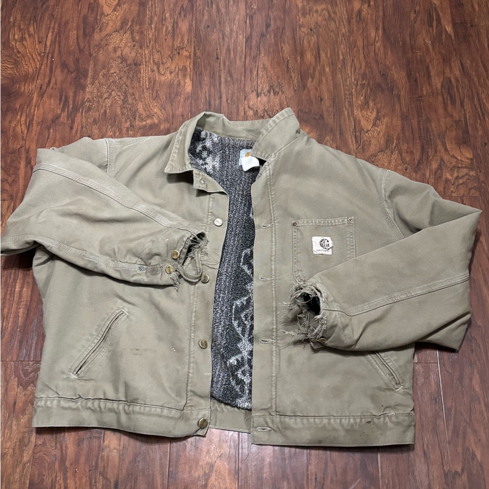 Vintage geometric pattern Carhartt Jacket with fleece lining.